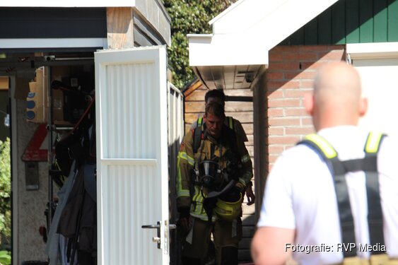 Schuur van woning vliegt in brand in Schagen