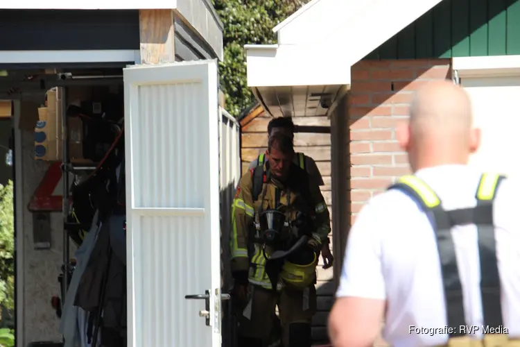 Schuur van woning vliegt in brand in Schagen