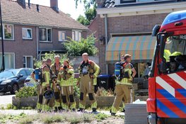 Schuur van woning vliegt in brand in Schagen