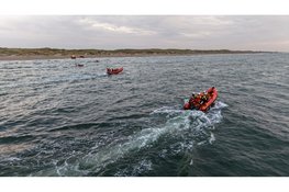 Eén dode na incident op zee bij Callantsoog, twee mensen uit water gered en één persoon vermist