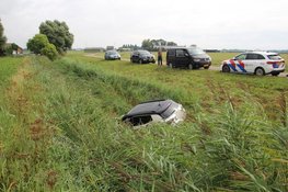 Jeep raakt van de weg en komt in sloot terecht in Warmenhuizen