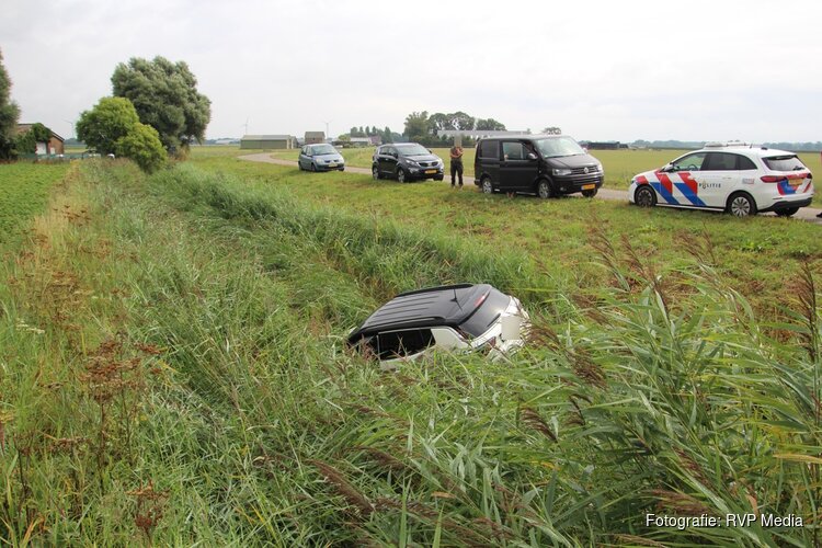 Jeep raakt van de weg en komt in sloot terecht in Warmenhuizen