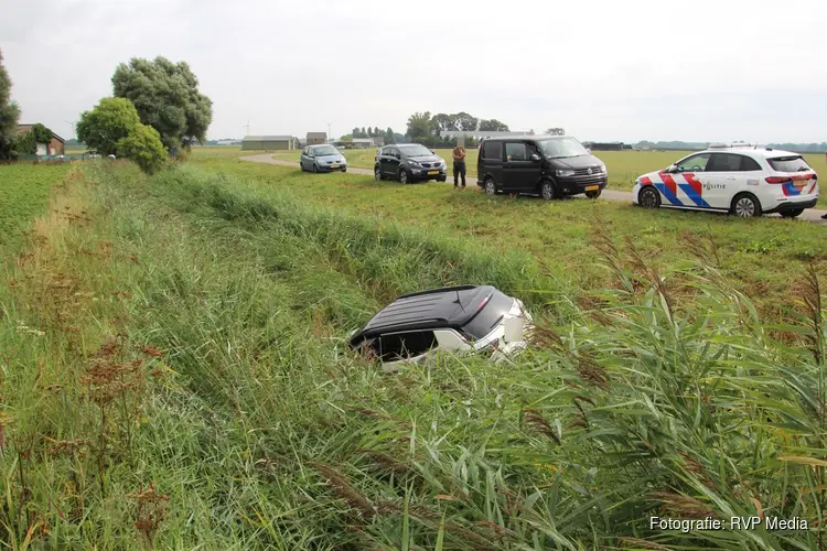 Jeep raakt van de weg en komt in sloot terecht in Warmenhuizen