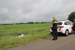 Jeep raakt van de weg en komt in sloot terecht in Warmenhuizen