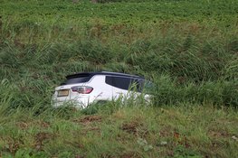 Jeep raakt van de weg en komt in sloot terecht in Warmenhuizen