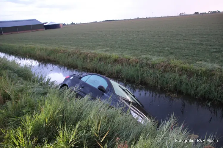 Auto aangetroffen in water langs Priggeweg in Schagen