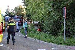 Auto over de kop in sloot Breezand, meerdere gewonden