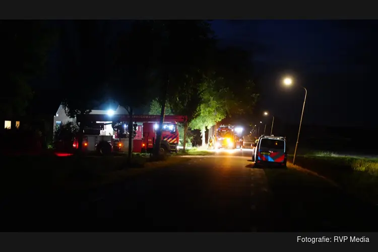 Heftruck vliegt in brand bij agrarisch bedrijf in Waarland