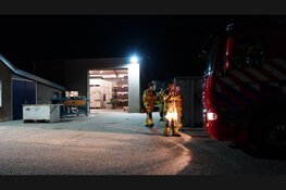 Heftruck vliegt in brand bij agrarisch bedrijf in Waarland