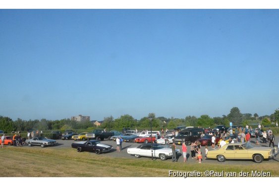 Autoliefhebbers treffen elkaar bij Strand van Luna tijdens Night Cruise Heerhugowaard