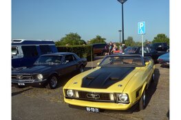 Autoliefhebbers treffen elkaar bij Strand van Luna tijdens Night Cruise Heerhugowaard