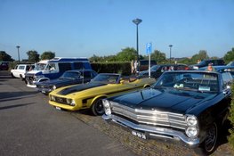 Autoliefhebbers treffen elkaar bij Strand van Luna tijdens Night Cruise Heerhugowaard