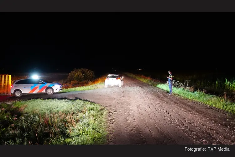 Scooterrijder onderuit door modder op de weg bij Schagen