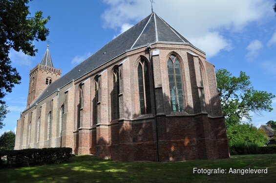 Rommelmarkt in monumentale Oude Ursulakerk