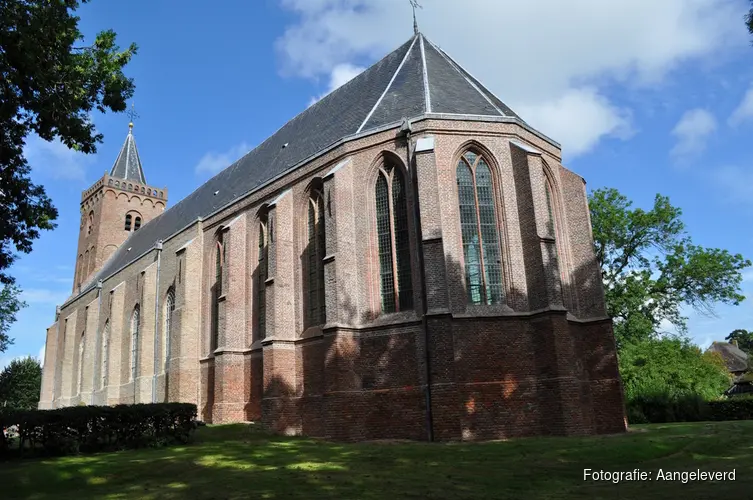 Rommelmarkt in monumentale Oude Ursulakerk