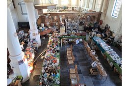 Rommelmarkt in monumentale Oude Ursulakerk