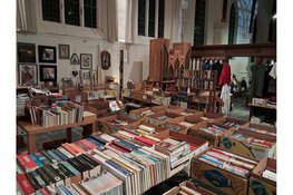Rommelmarkt in monumentale Oude Ursulakerk