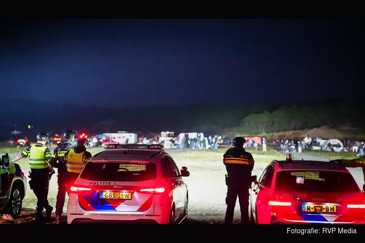 Politie beëindigd illegale raveparty met honderden bezoekers in duinen
