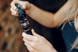 Controle tabakszaak Schagen: 692 illegale vapes weggehaald