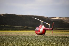Helikopter maakt noodlanding op Zwarteweg bij Callantsoog na technische storing
