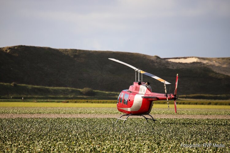 Helikopter maakt noodlanding op Zwarteweg bij Callantsoog na technische storing