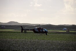 Helikopter maakt noodlanding op Zwarteweg bij Callantsoog na technische storing