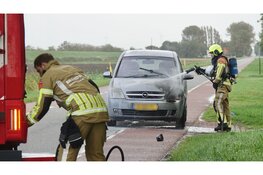 Auto vat vlam tijdens rijden aan Balgweg in Breezand, erger voorkomen door omwonenden