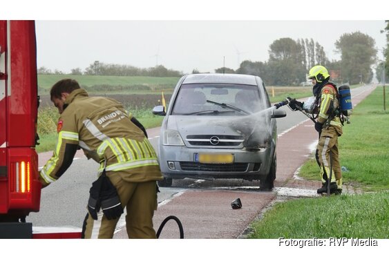 Auto vat vlam tijdens rijden aan Balgweg in Breezand, erger voorkomen door omwonenden