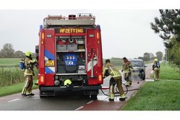 Auto vat vlam tijdens rijden aan Balgweg in Breezand, erger voorkomen door omwonenden
