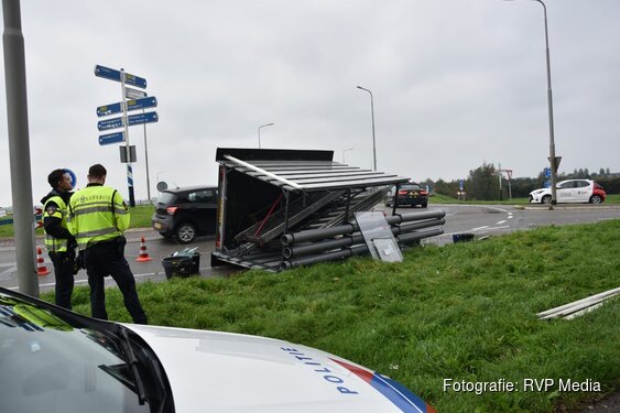Aanhanger kantelt op rotonde N241 bij Schagen