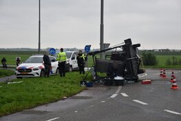 Aanhanger kantelt op rotonde N241 bij Schagen