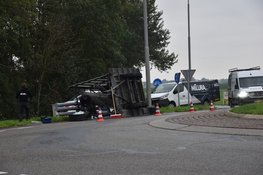 Aanhanger kantelt op rotonde N241 bij Schagen