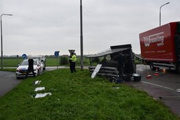 Aanhanger kantelt op rotonde N241 bij Schagen