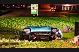 Auto belandt op zijkant in sloot langs Zandvaart in Breezand: inzittenden ongedeerd