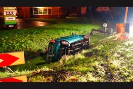 Auto belandt op zijkant in sloot langs Zandvaart in Breezand: inzittenden ongedeerd