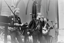 Skotwal zingt dan wel in streektaal, plat is het nooit