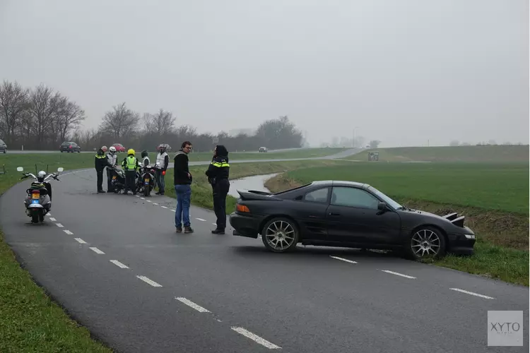 Automobilist raakt scooterleerlingen