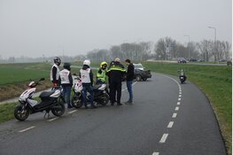 Automobilist raakt scooterleerlingen