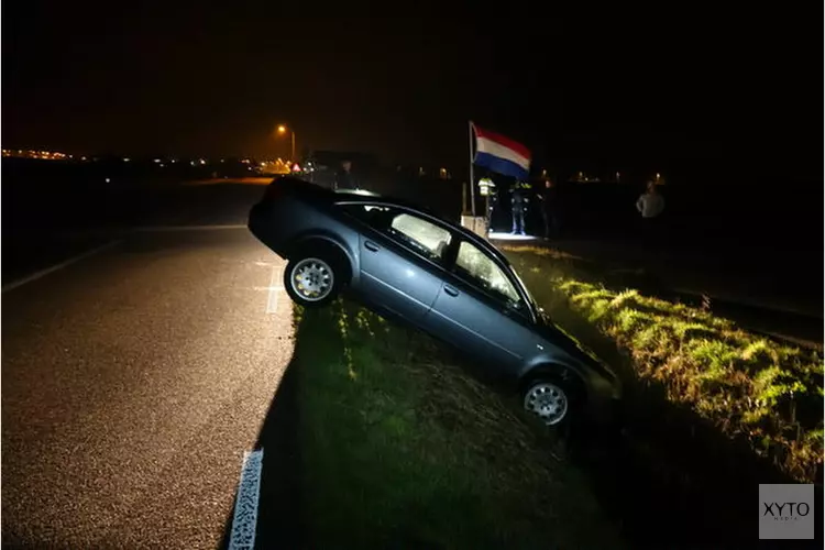 Auto in greppel aan Stolperweg