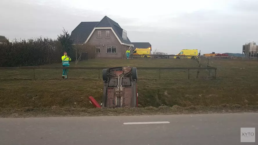 Auto van de weg op het ijs op zijn dak
