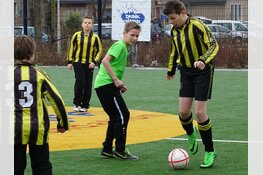 Wethouder Sigge van der Veek schiet lokale finaleronde Cruyff 6 vs 6 in gang