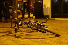 Politiefietser en scooter in botsing