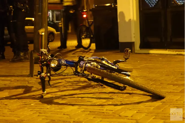 Politiefietser en scooter in botsing