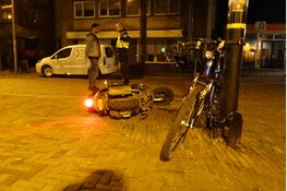 Politiefietser en scooter in botsing