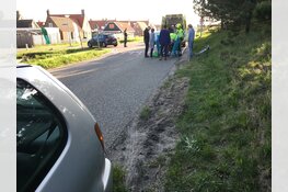 Wielrenner geschept door auto