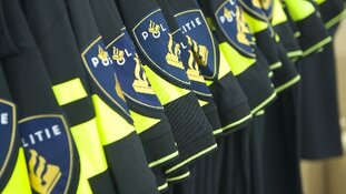 Bestelbus botst op betonblok