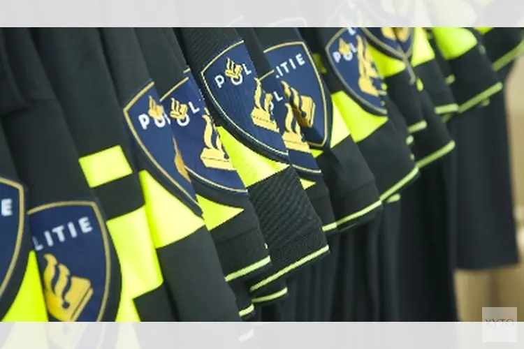 Bestelbus botst op betonblok