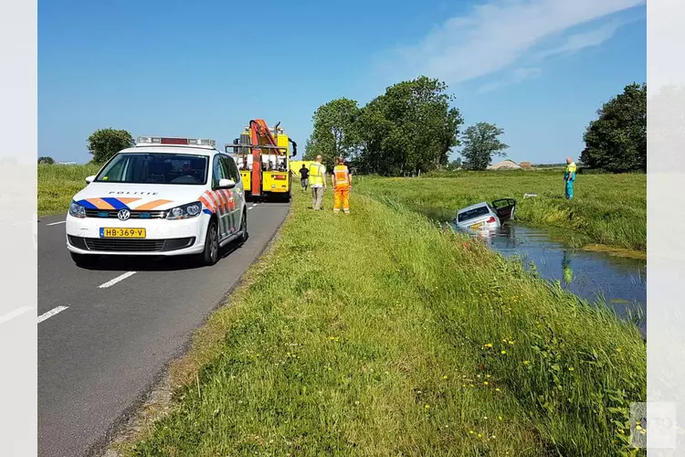 Auto raakt te water in Schagerbrug