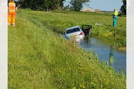 Auto raakt te water in Schagerbrug