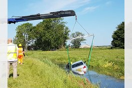 Auto raakt te water in Schagerbrug